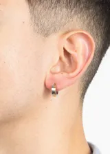 Par de aros huggies de acero quirúrgico hipoalergénico, con diseño combinado plata y oro.