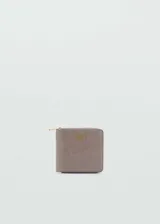 Billetera gris con efecto piel, logo estampado, cierre de cremallera, bolsillo interior, múltiples ranuras para tarjetas y ranura exterior.