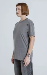 Remera gris melange de algodón premium, manga corta, cuello redondo y calce regular con recorte en la espalda.