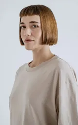 Remera de algodón premium color beige, corte extra oversize con hombros caídos y cuello redondo rib al tono.