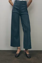 Pantalón de jean azul oscuro, de tiro alto y corte wide leg.