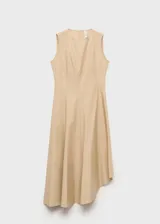 Vestido midi color beige, sin mangas, con cuello redondo y corte evasé.