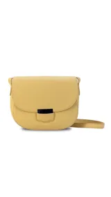 Bandolera pequeña de símil cuero color azul marino, con tapa curva y cierre metálico rectangular plateado. Incluye correa ajustable fina.