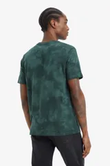 Remera de hombre Levi's de color verde con efecto tie-dye y logo rojo pequeño en el pecho.