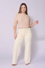 Pantalón de jean color crudo, corte wide leg, tiro alto y confeccionado en tela con lycra.