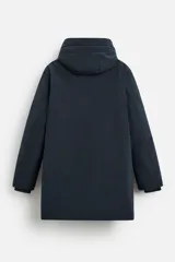 Parka azul marino de tejido técnico repelente al agua, corte regular fit, interior acolchado, cuello alto con capucha, mangas largas con puños de rib, cuello interior desmontable con cremallera, bolsillos de vivo en cadera y bolsillo interior. Cierre frontal con cremallera oculta por solapa con botones a presión.