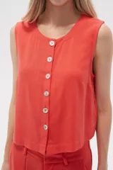 Musculosa color coral sin mangas de viscosa, corte holgado, con botones y cuello a la base.