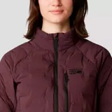 Campera de plumas color borgoña, con cierre frontal, bolsillos laterales con cierre y logo de la marca en el pecho. Ideal para escalada, senderismo, viajes y camping.