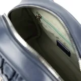 Cartera tipo baúl color azul, con diseño tejido en símil cuero. Tiene doble asa corta, correa larga regulable y herrajes plateados. El acceso es con cierre y cuenta con un bolsillo interno con cierre y dos abiertos.