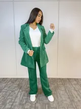 Blazer verde de pana con corte clásico y solapas.