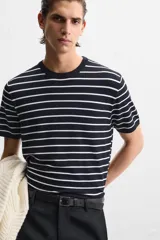 Camiseta azul marino de punto con mezcla de viscosa, corte regular fit, cuello redondo, manga corta y terminaciones en rib.