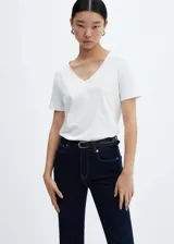 Camiseta blanca de algodón con cuello en pico y manga corta.