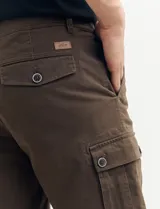 Bermuda de gabardina color marrón con bolsillos cargo laterales y bolsillos traseros con solapa.