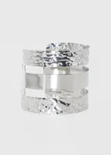 Brazalete de aleación de metales con diseño de franjas y textura labrada, ajustable.