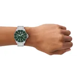 Reloj Emporio Armani Word Explorer de 42 mm con movimiento solar, caja plateada de acero inoxidable, esfera verde con agujas plateadas luminiscentes, bisel giratorio verde con marcadores de minutos, cristal mineral y brazalete de acero inoxidable plateado con cierre desplegable. Resistente al agua hasta 100 metros.