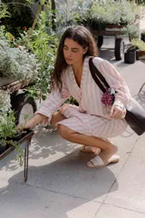 Sandalias de cuero negras con diseño de tiras cruzadas y detalle de elástico en el talón.