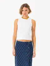 Musculosa blanca de algodón con cuello redondo y sisas amplias.