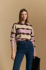 Jean oxford de tiro alto color azul oscuro, confeccionado en denim cotton spandex, con aberturas en los tobillos.