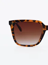 Lentes de sol con montura cuadrada de carey y lentes marrones degradadas.