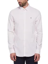 Camisa rosa de corte slim fit, cuello abotonado, manga larga y logo de pingüino bordado en el pecho.