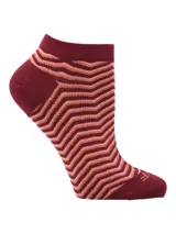 Calcetines tobilleros color borgoña con diseño de zigzag en color salmón. Fabricados con bambú, recurso ecológico sostenible con propiedades antibacterianas, de alta absorción y permeabilidad, anti-alergénico, protege contra los rayos UV y regula la temperatura corporal.