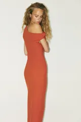 Vestido midi marrón de cuello asimétrico drapeado y sisa americana.