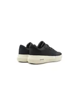 Championes Brandblack Downtown negros con suela texturizada color crema.