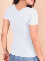 Remera celeste de algodón con cuello en V y mangas cortas.