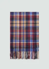 Bufanda rectangular con diseño de cuadros en tonos azul, rojo, marrón y beige, con flecos en los extremos.