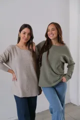 Sweater color beige de corte recto y cuello redondo.