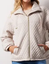 Campera beige capitoneada marca Weatherproof, con cierre central, bolsillos delanteros y forro interno.