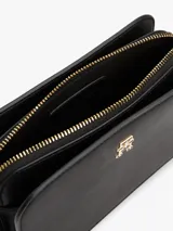 Bandolera Tommy Hilfiger negra con correa ajustable con logo de la marca.