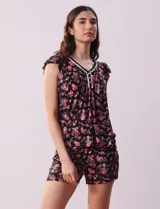 Conjunto de pijama de short y remera de tejido soft estampado, con escote en V con aplique de puntilla, botones y detalle plisado. El short tiene cintura elastizada.