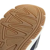 Championes Adidas Crazychaos 2000 color blanco, gris y azul marino, con detalles plateados y suela de goma color caramelo.