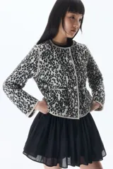 Campera acolchada con estampado animal print, cuello redondo, hombros caídos, cierre con botones a presión y bolsillos de parche delanteros. Forro de algodón.