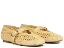 Balerina de ratán color beige, con punta redondeada, tira sobre el empeine y hebilla dorada.