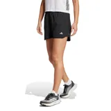 Short deportivo negro con logo Adidas blanco en la pierna izquierda.