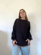 Sweater tejido a mano con lana color marrón. Tiene terminaciones en crochet con hilo de seda color negro. Silueta recta, cuello a la base y mangas ranglan baloon.