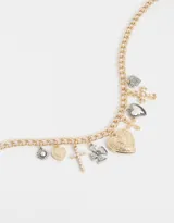 Collar corto dorado con cadena de eslabones y dijes de corazones, cruces y flor.