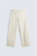 Pantalón gris de corte relaxed fit, con cinco bolsillos, efecto lavado, aplicación de tira y bolsillo multifunción en perneras. Cierre frontal con cremallera y botón.