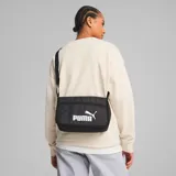 Bolso bandolera Puma Base Crossbody color negro con logo blanco estampado en el frente. Tiene correa ajustable y cierre superior.