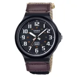 Reloj analógico Casio con caja negra, esfera negra con números blancos y detalles en naranja, y correa de tela marrón y beige con apliques de cuero marrón.