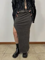 Pollera larga de lycra color gris con textura acanalada y tajo lateral.