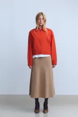 Falda midi gris de tiro alto con cintura elástica y corte evasé.