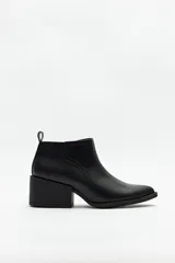 Botín negro de cuero sintético con punta fina, elástico lateral y taco ancho de 6cm.