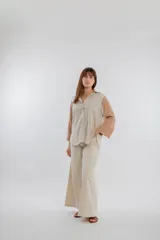 Camisa color beige con mangas largas color marrón.