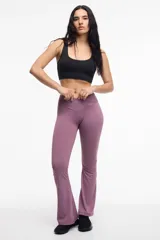 Calza negra de tiro alto con corte Oxford.