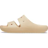 Sandalias Crocs Classic color beige con dos tiras superiores y orificios para charms Jibbitz.