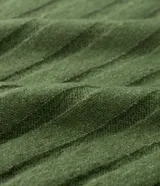 Polera de punto texturizado de rayas verticales color verde. Prenda alargada y con cuello alto.
