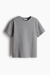 Remera gris de algodón, corte amplio, con mangas cortas y cuello redondo.